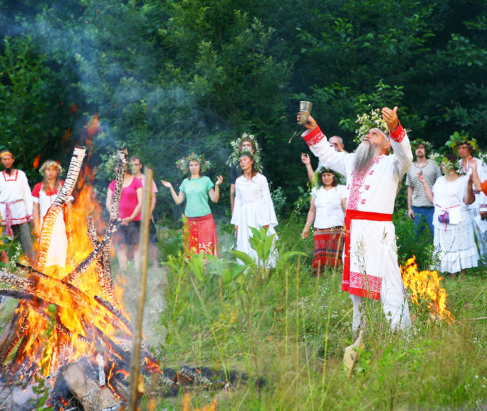 Традиционные особенности встречи праздника Бога Купала у Староверов и Родноверов.