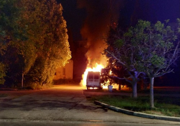 В Севастополе подожгли микроавтобус