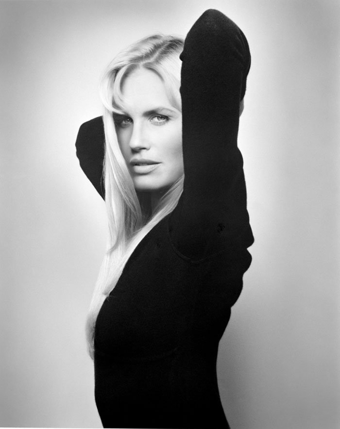 Дэрил Ханна (Daryl Hannah) в фотосессии Мишеля Комте (Michel Comte) для журнала L'uomo Vogue (1996), фотография 1