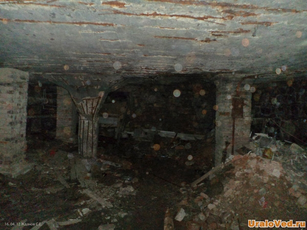 Полузасыпанный зал под Городком Чекистов