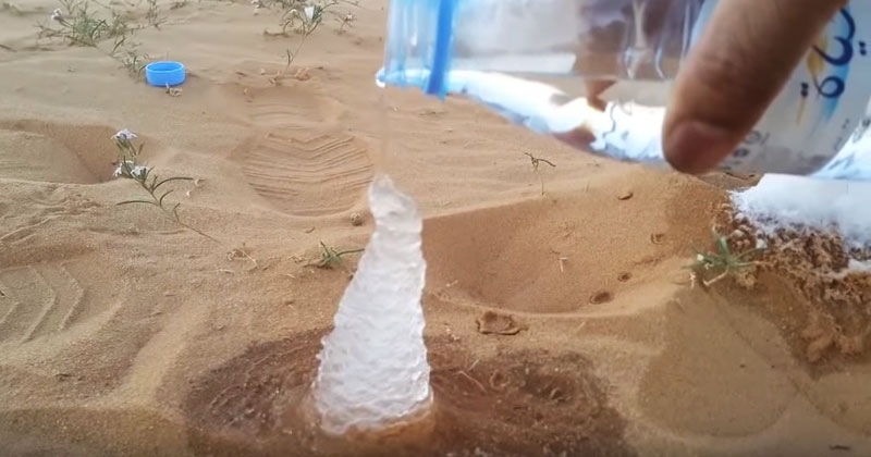 Вода, вытекая из бутылки, тут же замерзает в пустыне. Ролик, который обескуражил миллионы зрителей в Сети!