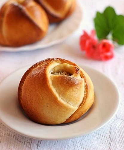 Очень вкусная выпечка в форме розочек к вашему столу