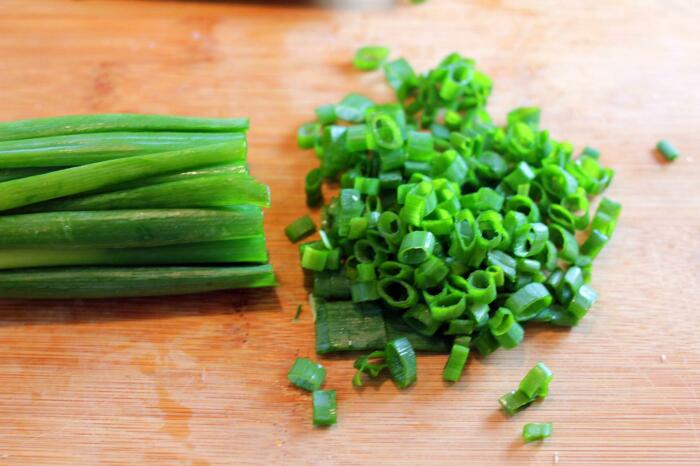 Крошим лук и забрасываем в самый последний момент. ¦Фото: legkovmeste.ru. Крошим лук и забрасываем в самый последний момент. ¦Фото: legkovmeste.ru.