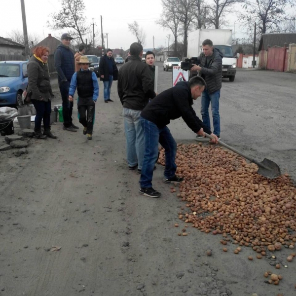 Ноу-хау: В дорожные ямы под Харьковом активисты посадили картошку | Продолжение проекта «Русская Весна»
