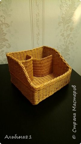 Всем привет! Я к вам с новой корзинкой. Заказали специально для ванной комнаты для разных женских принадлежностей. А у нас их, как известно, оооочень много. Для того, чтобы вся эта мелочь не смешалось в одну кучу, вставила ячеечки, которые позаимствовала у мастера Натальи Полещенко. Фото, к сожалению, сделать не успела. Но хозяйка этой корзинки любезно согласилась сделать фотосессию нового приобретения, за что ей большое спасибо. И теперь я могу поделиться с вами моей новой плетенкой. фото 2
