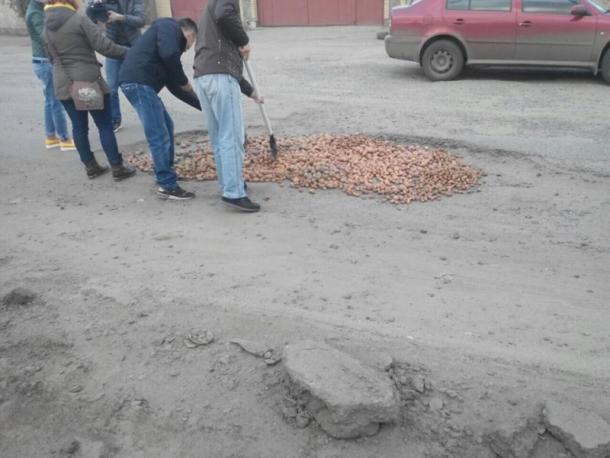 Ноу-хау: В дорожные ямы под Харьковом активисты посадили картошку | Продолжение проекта «Русская Весна»