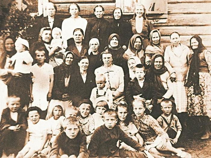 Деревня Засосье в 1947 году. В центре – Анна Галактионова. / Фото: www.sobesednik.ru Деревня Засосье в 1947 году. В центре – Анна Галактионова. / Фото: www.sobesednik.ru