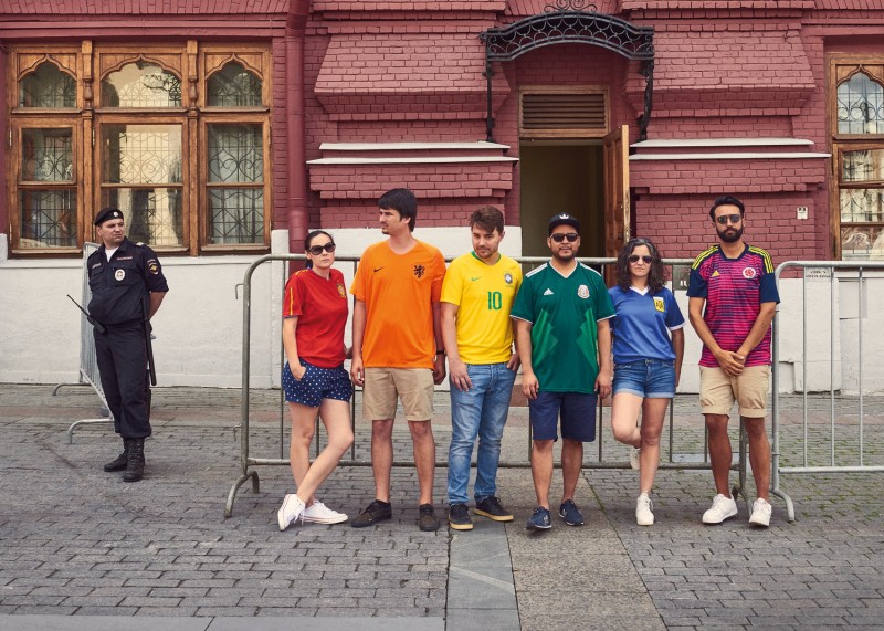 ЛГБТ-активисты провели акцию под видом болельщиков ЛГБТ-активисты провели акцию под видом болельщиков