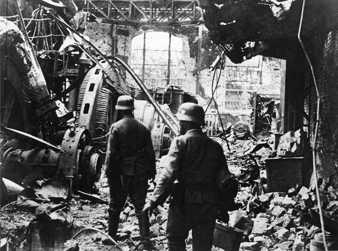 Немецкие солдаты пробираются через генераторный зал разрушенной электростанции в Сталинграде.