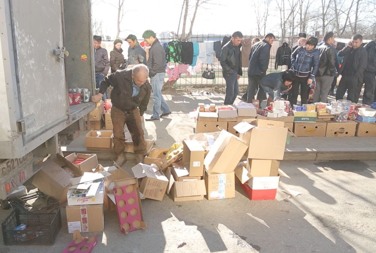 Вместо того, чтобы уничтожать просроченные продукты, магазины сбывают товар задешево на рынках просрочки Вместо того, чтобы уничтожать просроченные продукты, магазины сбывают товар задешево на рынках просрочки