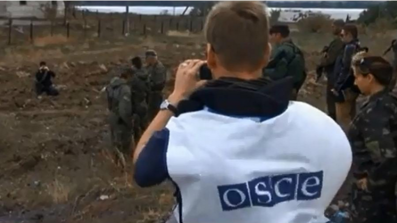Жители Донбасса встали на колени перед наблюдателем из ЕС: Мы умрем, но не будем жить на Украине! Жители Донбасса встали на колени перед наблюдателем из ЕС: Мы умрем, но не будем жить на Украине!