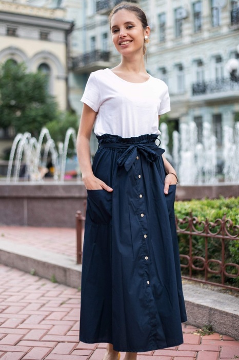 Складки на юбке создают несколько лишних сантиметров на талии. / Фото: mentol-shop.com.ua Складки на юбке создают несколько лишних сантиметров на талии. / Фото: mentol-shop.com.ua