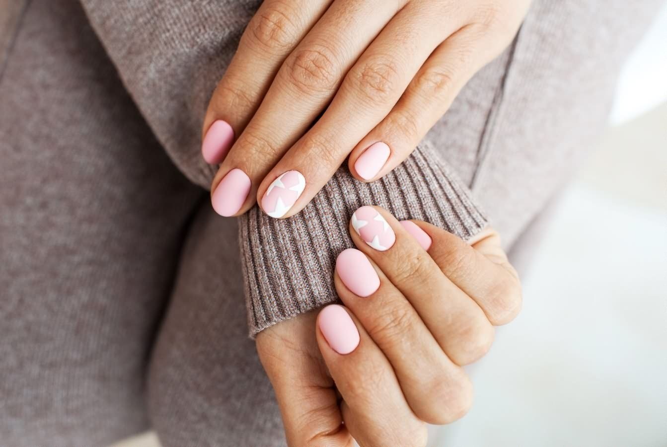 От нюда до яркого цвета: идеи маникюра для коротких ногтей