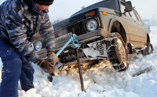 Одеть цепи с помощью домкрата