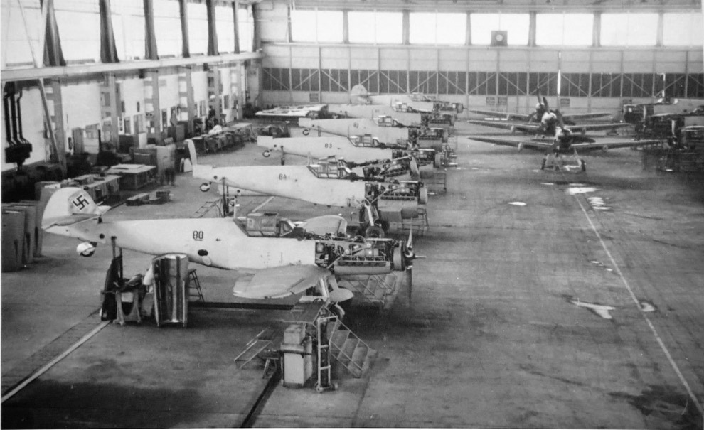 Сборочная линия истребителей «Мессершмитт» Bf. 109G на авиазаводе в Винер-Нойштадте, Германия Сборочная линия истребителей «Мессершмитт» Bf. 109G на авиазаводе в Винер-Нойштадте, Германия