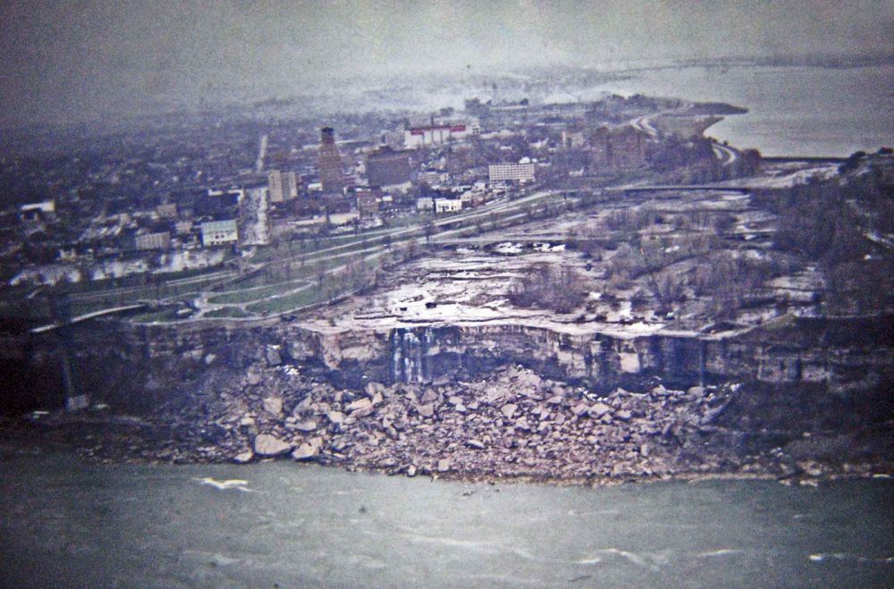 Вот как Ниагарский водопад выглядит без воды