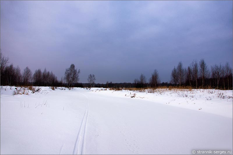 Далеко за городом зимним вечером