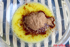 Добавить молотую корицу