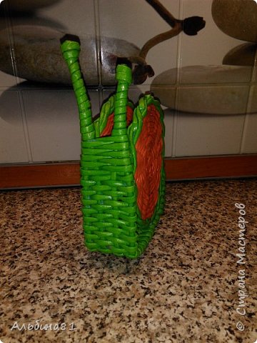 Всем привет! Я к вам с новой корзинкой. Заказали специально для ванной комнаты для разных женских принадлежностей. А у нас их, как известно, оооочень много. Для того, чтобы вся эта мелочь не смешалось в одну кучу, вставила ячеечки, которые позаимствовала у мастера Натальи Полещенко. Фото, к сожалению, сделать не успела. Но хозяйка этой корзинки любезно согласилась сделать фотосессию нового приобретения, за что ей большое спасибо. И теперь я могу поделиться с вами моей новой плетенкой. фото 5