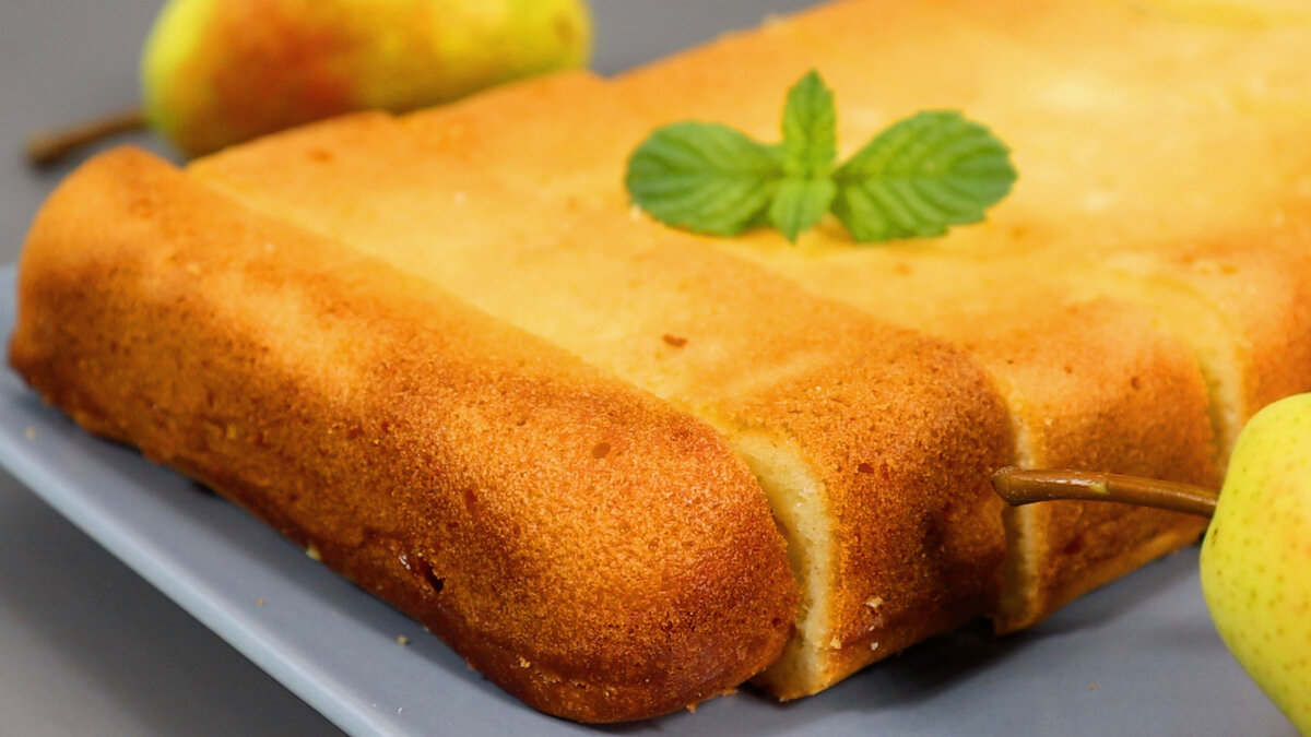 В сезон груш или яблок постоянно готовлю сладкий заливной пирог: вашего времени потребуется не больше 10 минут