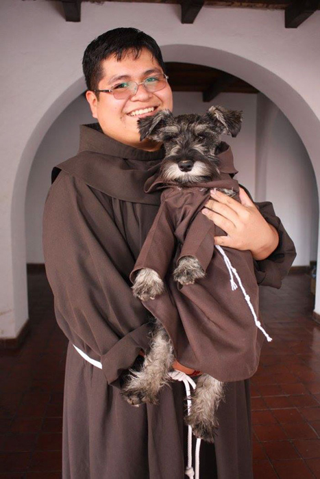 Самый необычный монах: обычная дворняга стала послушником в католическом монастыре