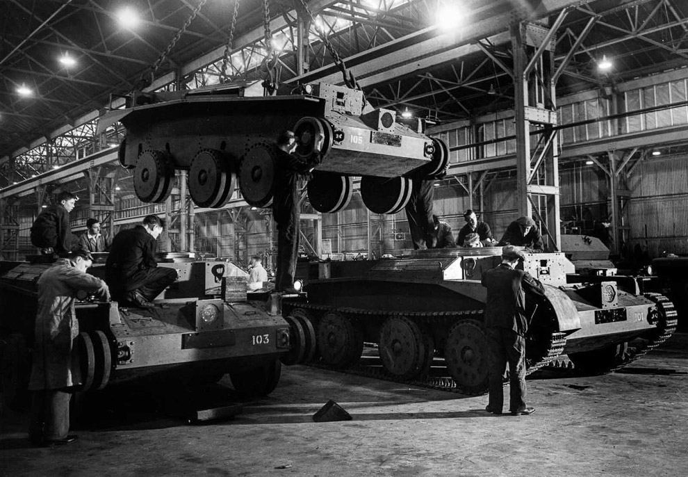 Рабочие собирают танки «Cruiser» на британском заводе. 1942 г. Рабочие собирают танки «Cruiser» на британском заводе. 1942 г.
