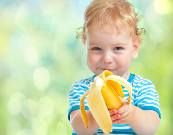 rebenok-est-banan-600x470 (600x470, 158Kb)