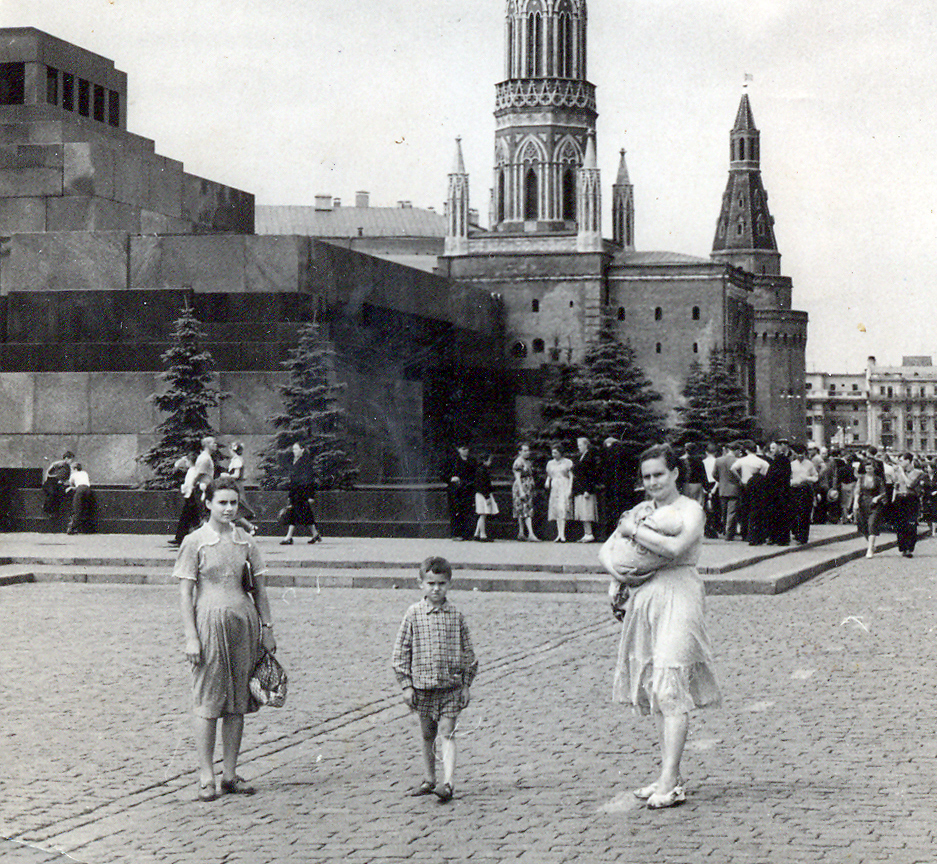 Москва, 1958 год. Наташа, Стасик и мама с Сережей.
