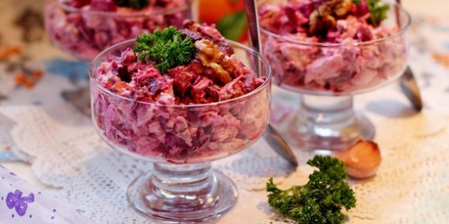 Салат из запечённой свёклы с курицей, орехами и чесноком