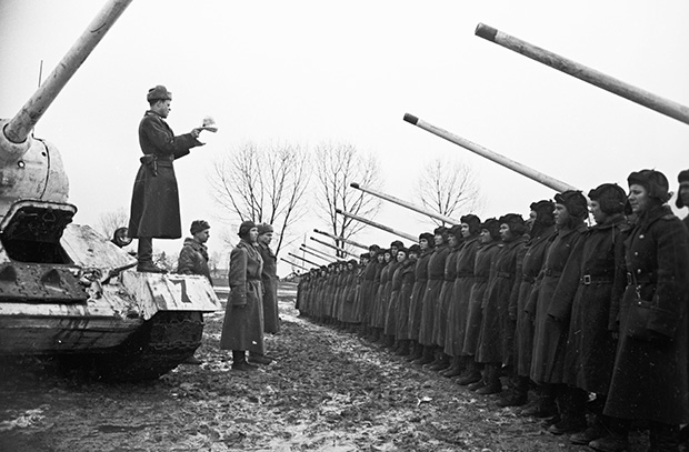 Т-34-85, подожженный панцерфаустом, и замечательные очки, спасшие мехвода Т-34-85, подожженный панцерфаустом, и замечательные очки, спасшие мехвода