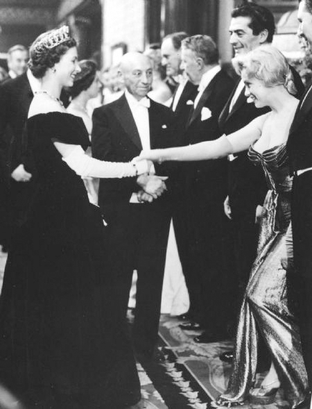 Marilyn Monroe meets Queen Elizabeth 7 дней и ночей с Мэрилин.