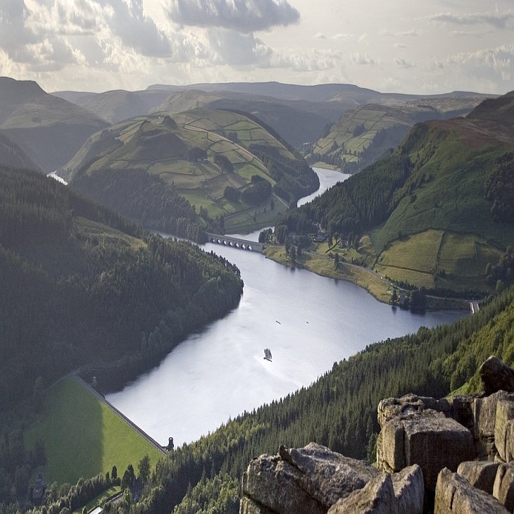 Ледибауэр (анг. Ladybower) — Y-образное водохранилище