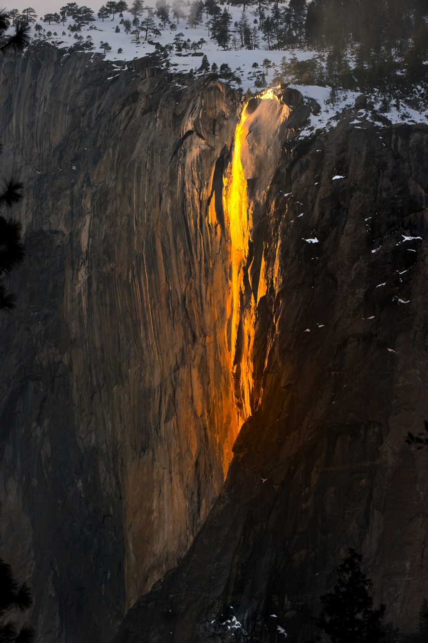 «Огненный водопад» — фокус природы, который можно наблюдать в феврале в Национальном парке Йосемити. На закате, водопад Лошадиный хвост отражает солнечный свет в красном диапазоне, создавая оптическую иллюзию потоков лавы. (Howard Ignatius)