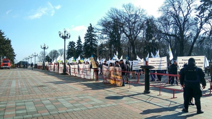 Украинские радикалы в городе Ковель повредили памятник Неизвестному Солдату