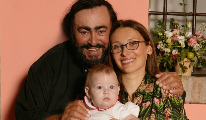 Лучано Паваротти и Николетта Мантовани с дочерью. / Фото: www.epimg.net Лучано Паваротти и Николетта Мантовани с дочерью. / Фото: www.epimg.net