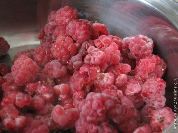 Бисквитный рулет с малиной Бисквитный рулет с малиной