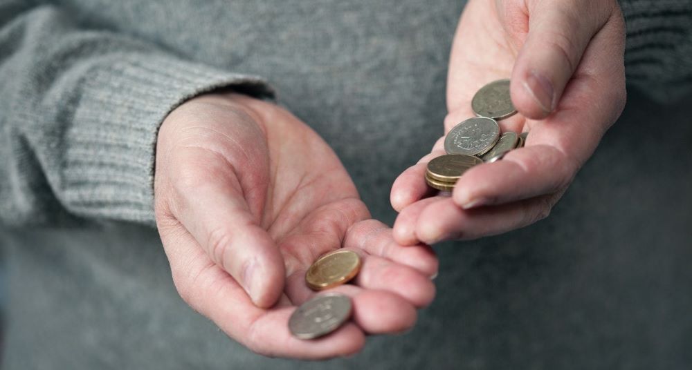 Среднему классу с его бешеными доходами в 17 т.р. помощь не нужна. Ему и так хорошо живётся