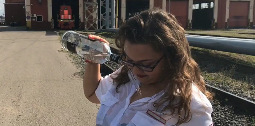 Проводниц, снявших клип на песню "В Питере — пить", уволили