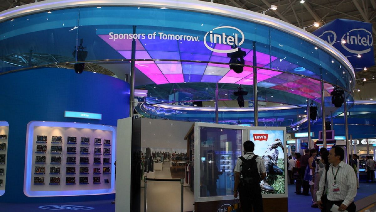 Акции Intel выросли благодаря воодушевляющим прогнозам на 4 квартал Акции Intel выросли благодаря воодушевляющим прогнозам на 4 квартал