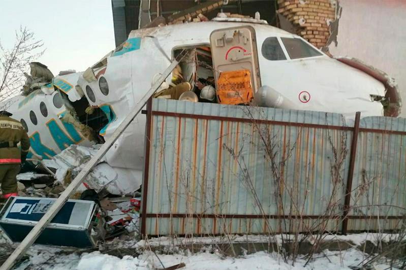 В Казахстане разбился самолет, на борту было 100 человек