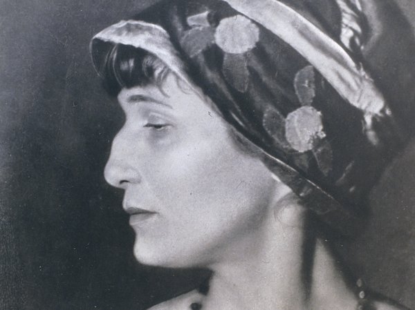 Знаменитый греческий профиль поэтессы. Анна Ахматова: порочные факты из жизни поэтессы, которые вам не расскажут в школе Знаменитый греческий профиль поэтессы. Анна Ахматова: порочные факты из жизни поэтессы, которые вам не расскажут в школе