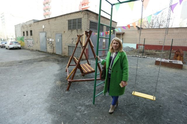 Жительнице Челябинска, построившей за своей счет детскую площадку, грозят штрафом в 100 000 рублей (4 фото)