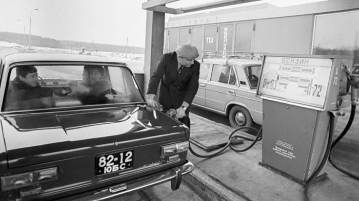 Чтобы можно было опознать сорт. /Фото: kolesa.ru. Для чего в Советском Союзе бензин красили в разные цвета, в том числе розовый