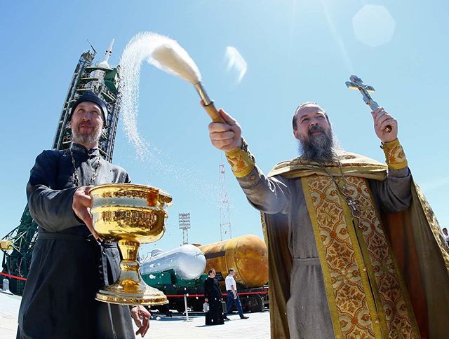 Фото дня: Православный священник благословляет «Союз МС-08» перед полётом на МКС. Байконур, Казахстан