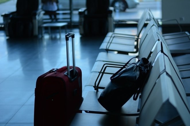 Пассажирам московских аэропортов разрешили лежать на полу и мыться в туалетах