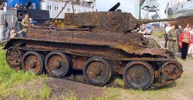 Археологи обнаружили в лесу старый танк. Когда открыли его — не поверили своим глазам!