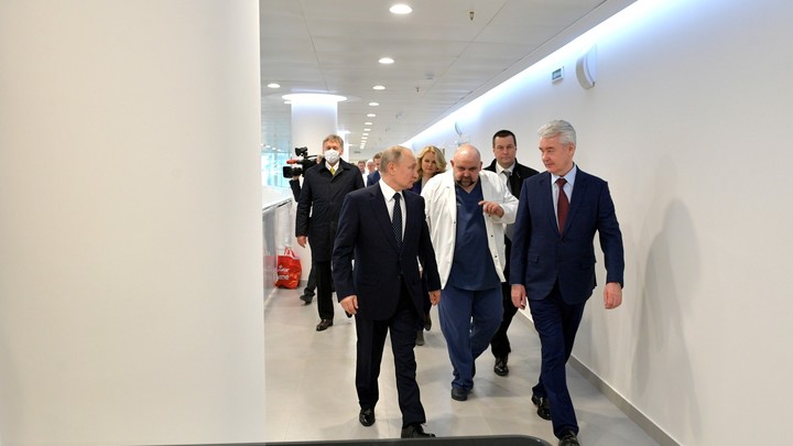 Путин на фото ненастоящий? Гозман предположил, что визит президента Коммунарку был постановочным!