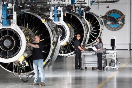 Двигатели Pratt & Whitney PW1100G-JM на сборочной линии в Миддлтауне, штат Коннектикут