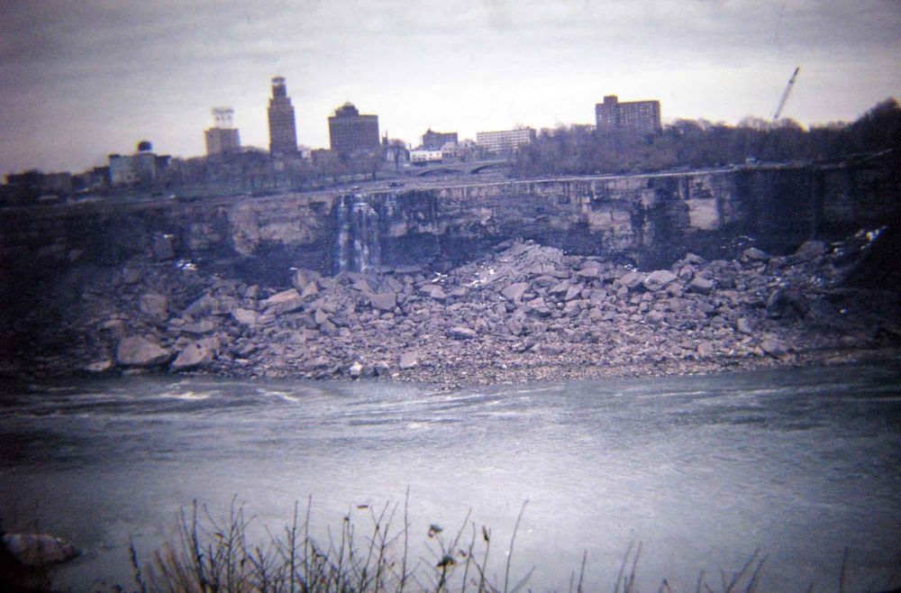 Вот как Ниагарский водопад выглядит без воды