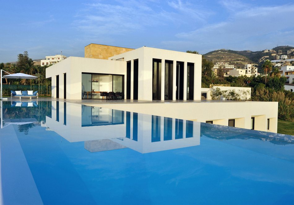 Дом в классическом стиле на берегу Средиземного моря